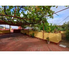 Amplia casa de campo con 3 apartamentos independientes y terreno,