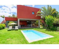 Villa independiente en Salobre Golf con amplio jardín, piscina privada climatizada y garaje.