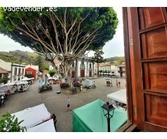 Edificio en Teror frente a la Patrona de Gran Canaria. Basílica Nuestra Señora del Pino.