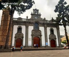 Edificio en Teror frente a la Patrona de Gran Canaria. Basílica Nuestra Señora del Pino.