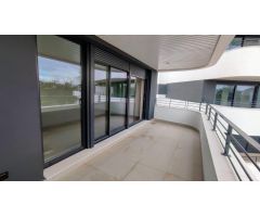 Vivienda nueva de tres dormitorios con aparcamiento, a pocos metros de la playa