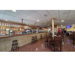 Restaurante con dos salones y vivienda