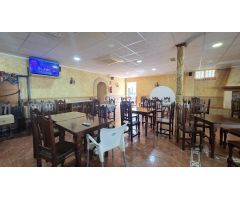 Restaurante con dos salones y vivienda