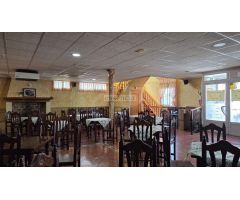 Restaurante con dos salones y vivienda