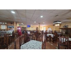 Restaurante con dos salones y vivienda