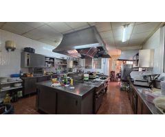Restaurante con dos salones y vivienda