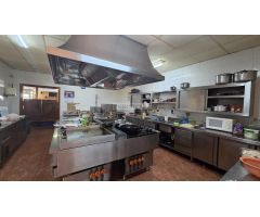 Restaurante con dos salones y vivienda