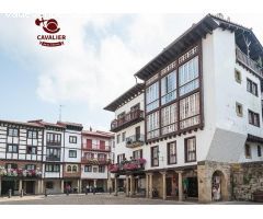 Piso de 84m2 en alquiler con 2 dormitorios y 1 baño en 2ª planta de un señorial edificio histórico.