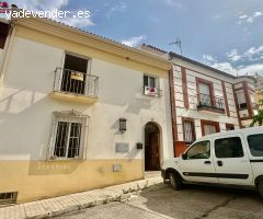 Precioso chalet adosado de 270m2 PARA ENTRAR A VIVIR. Con 4 dormitorios, 3 baños y gran patio