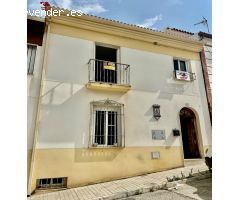 Precioso chalet adosado de 270m2 PARA ENTRAR A VIVIR. Con 4 dormitorios, 3 baños y gran patio