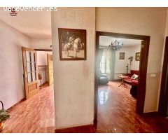 Precioso chalet adosado de 270m2 PARA ENTRAR A VIVIR. Con 4 dormitorios, 3 baños y gran patio