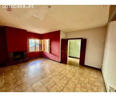 Piso de 90m2 para reformar en planta baja con 3 dormitorios, 2 baños y 3 patios.