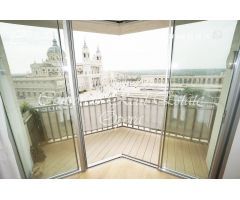 Alquiler vivienda con tres balcones a la calle en esquina Palacio Real