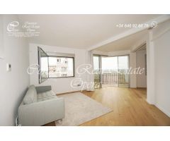 Alquiler vivienda con tres balcones a la calle en esquina Palacio Real