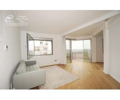 Alquiler vivienda con tres balcones a la calle en esquina Palacio Real