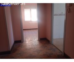 Espacioso Piso de tres habitaciones para reformar en Flores del Sil, Ponferrada. 