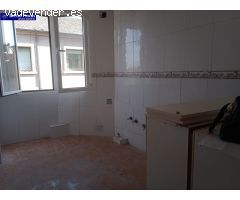 Espacioso Piso de tres habitaciones para reformar en Flores del Sil, Ponferrada. 