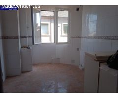 Espacioso Piso de tres habitaciones para reformar en Flores del Sil, Ponferrada. 