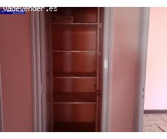 Espacioso Piso de tres habitaciones para reformar en Flores del Sil, Ponferrada. 