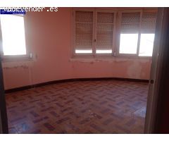 Espacioso Piso de tres habitaciones para reformar en Flores del Sil, Ponferrada. 