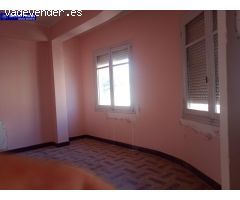 Espacioso Piso de tres habitaciones para reformar en Flores del Sil, Ponferrada. 