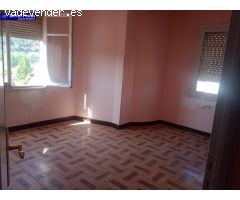 Espacioso Piso de tres habitaciones para reformar en Flores del Sil, Ponferrada. 