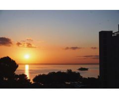 PRECIOSO PISO REFORMADO CON VISTAS AL MAR Y PISCINA COMUNITARIA