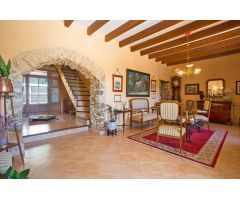 AUTÉNTICA Y TRADICIONAL CASA FAMILIAR MALLORQUINA REFORMADA EN EL PINTORESCO PUEBLO DE CALVIA