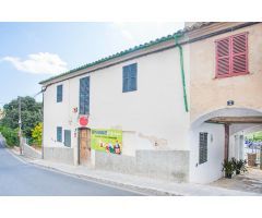 CASA DE PUEBLO MALLORQUINA MÁS SOLAR URBANO EN EL CENTRO DE ES CAPDELLA