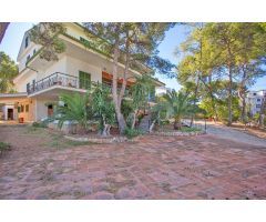 VILLA FAMILIAR EN SANTA PONSA CON VISTAS AL MAR CON ENORME POTENCIAL DE RENOVACION