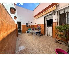 Casa con patio y garaje en Puerto Real, zona Gallinero