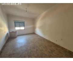 Edificio con 2 pisos y garaje