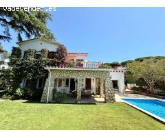 Casa aislada situada a pocos metros del centro de sAgaró, garaje, piscina y jardín.