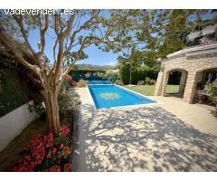 Casa aislada situada a pocos metros del centro de sAgaró, garaje, piscina y jardín.