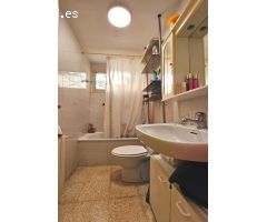 Casa de pueblo situada en el Eixample, a 800 metros del Paseo del Mar y de la playa.