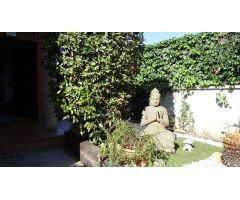 Casa muy bien conservada con jardín y garaje en Campllong,