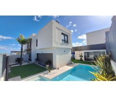IDEAL PAREADO CON SÓTANO Y PISCINA EN ZONA MONTEALTO