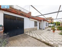 Chalet de una planta en Otura con jardín, piscina y terraza