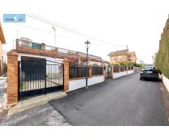 Chalet de una planta en Otura con jardín, piscina y terraza