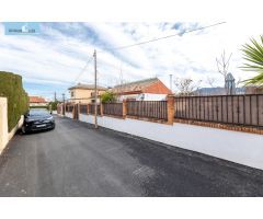 Chalet de una planta en Otura con jardín, piscina y terraza