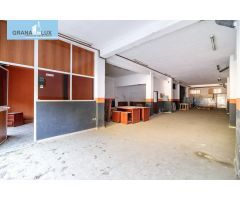 Situado junto al Palacio de Congresos . Local comercial.