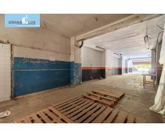 Situado junto al Palacio de Congresos . Local comercial.
