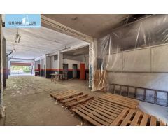Situado junto al Palacio de Congresos . Local comercial.