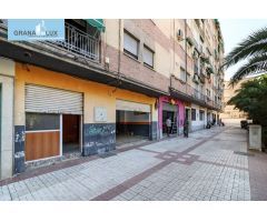 Situado junto al Palacio de Congresos . Local comercial.