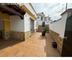 Pareado con patio y terrazas junto a C/Barrameda