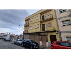 EDIFICIO COMPLETO CON 2 VIVIENDAS Y 2 LOCALES – INVERSIÓN CON POTENCIAL