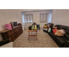 EDIFICIO COMPLETO CON 2 VIVIENDAS Y 2 LOCALES – INVERSIÓN CON POTENCIAL