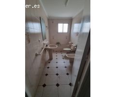 EDIFICIO COMPLETO CON 2 VIVIENDAS Y 2 LOCALES – INVERSIÓN CON POTENCIAL