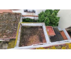 EDIFICIO COMPLETO CON 2 VIVIENDAS Y 2 LOCALES – INVERSIÓN CON POTENCIAL