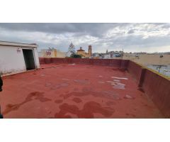 EDIFICIO COMPLETO CON 2 VIVIENDAS Y 2 LOCALES – INVERSIÓN CON POTENCIAL